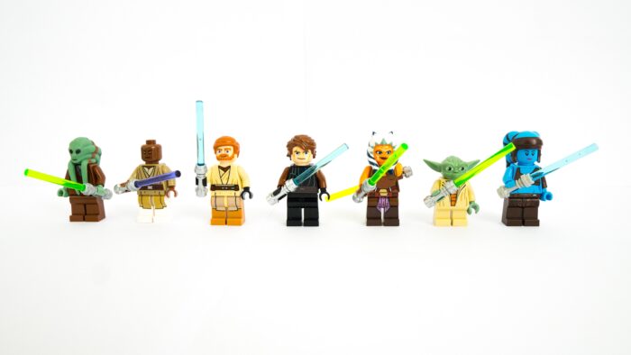 Lego Star Wars figurines with lightsabers